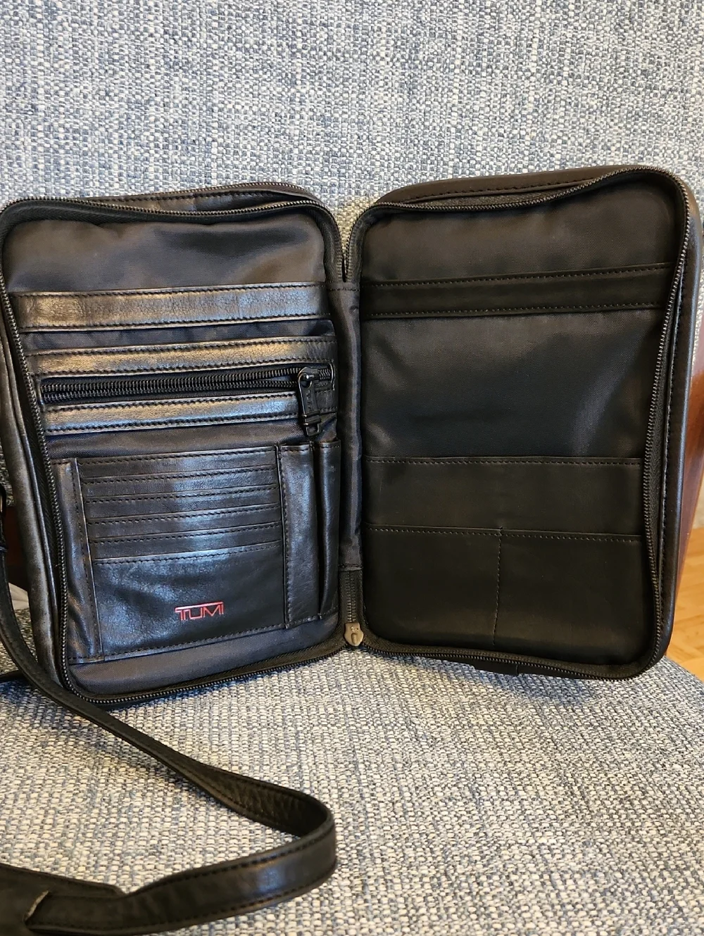 Tumi Black Leather Crossbody Bag Organizer Travel Everyday Casual Sporty Satchel